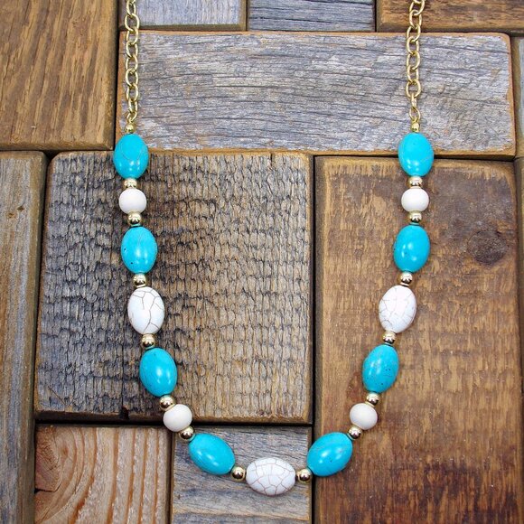 Turquoise and white stone bead necklace mixed with white wood and gold beads - Picture 12 of 12